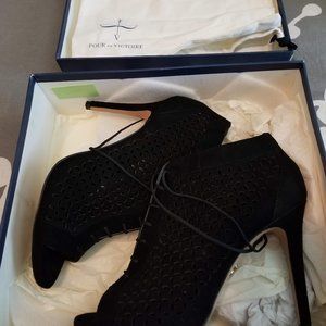 Pour La Vicotoire Vanzay Black Suede Booties